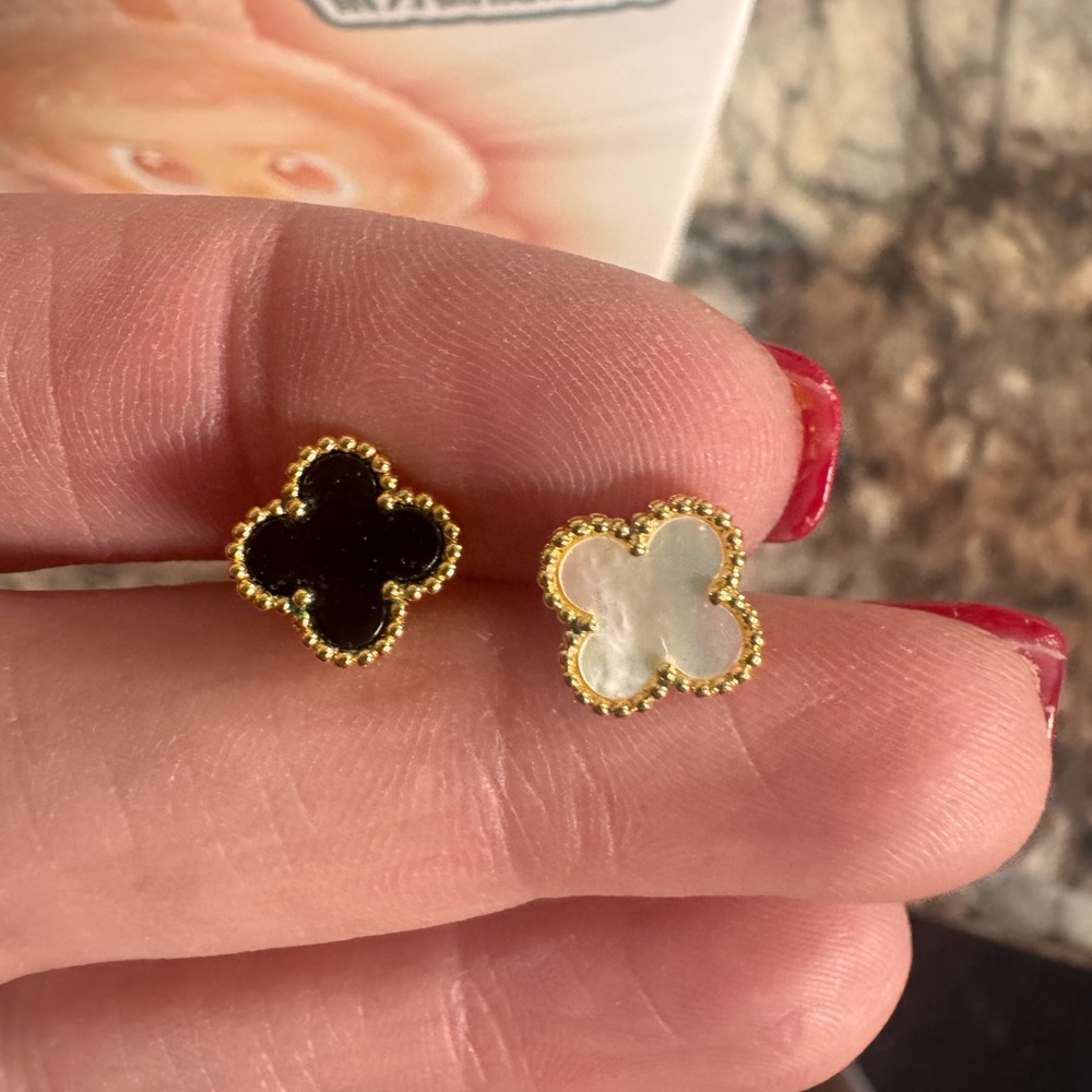 Clover earring inspired by VCA (white)